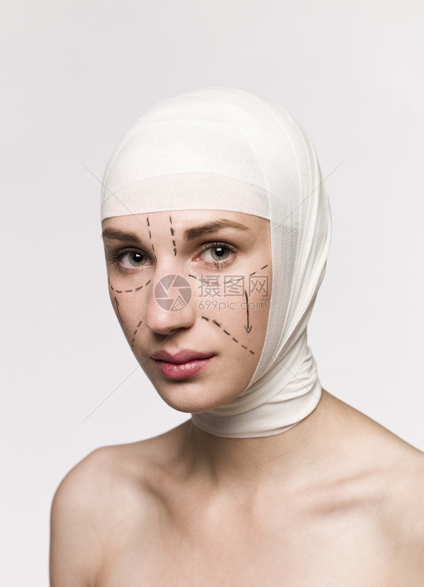 准备接受整容手术的妇女箭头人脸外科白色皮肤符号医疗保健绷带蓝色图片