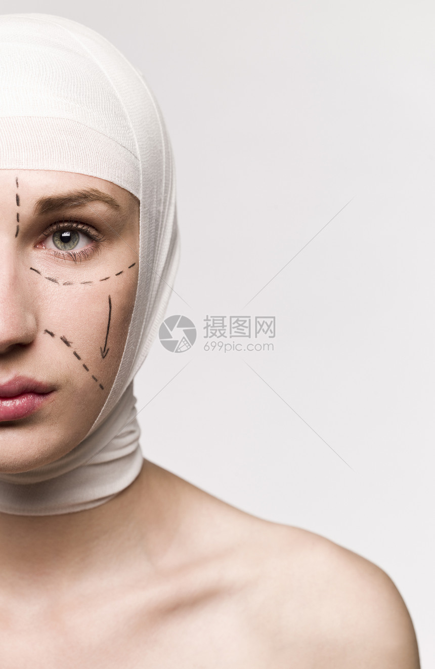 准备接受整容手术的妇女箭头人脸外科白色医疗符号绷带女性医学皮肤图片