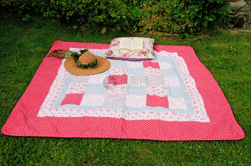 花园生活太阳晴天地毯假期稻草女性粉色枕头草帽闲暇图片