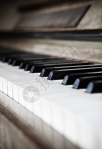 短焦深的旧钢琴键背景图片