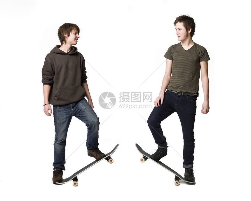 带滑板的男孩兜帽牛仔裤白色木板工作室技巧行动朋友们滑冰队友图片