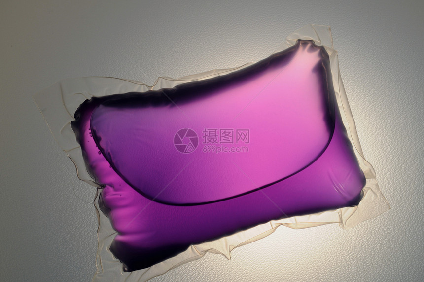 紫色洗衣胶囊图片