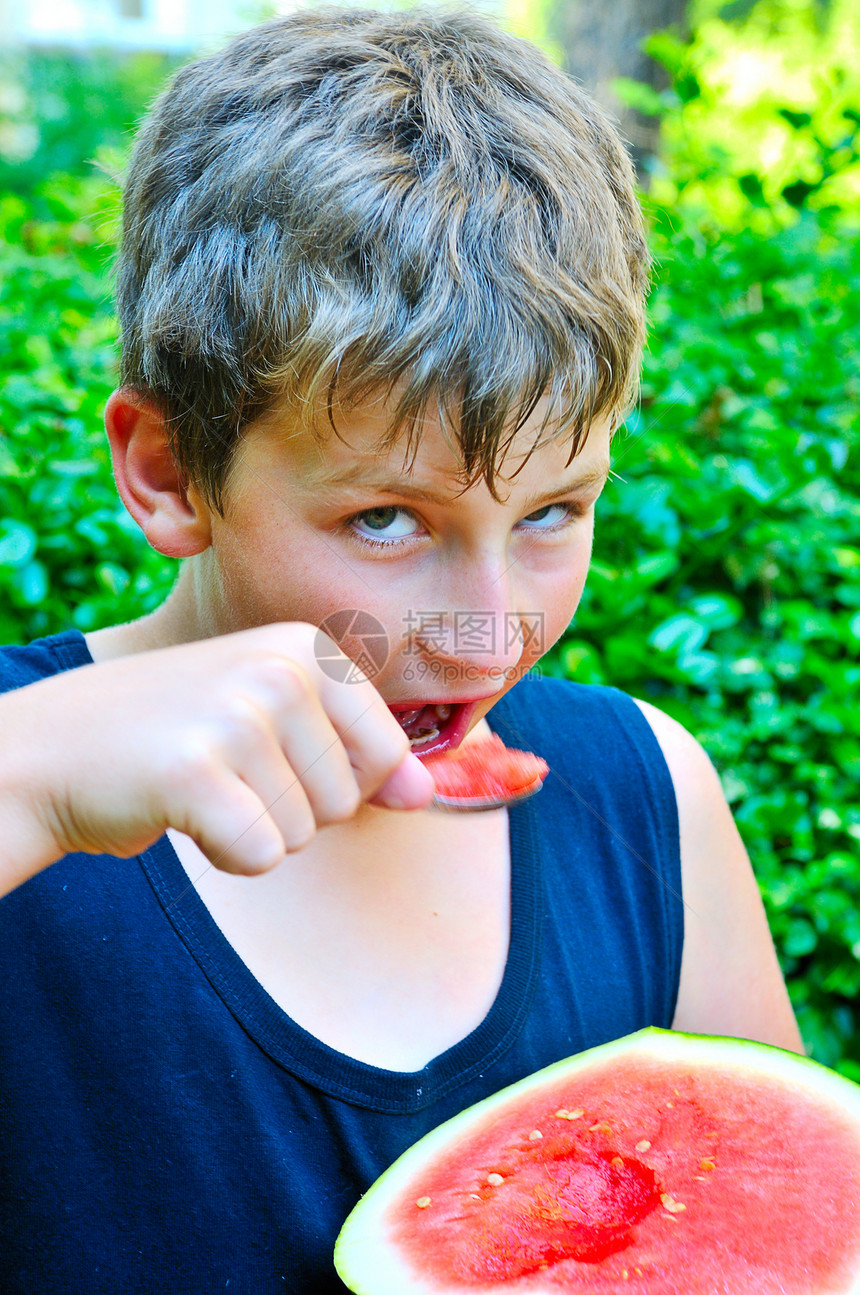 男孩用勺子吃西瓜图片