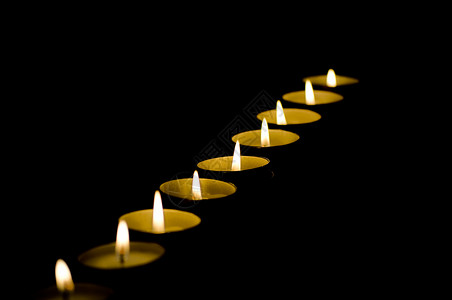 黑暗中的蜡烛烛光燃烧水平背景图片