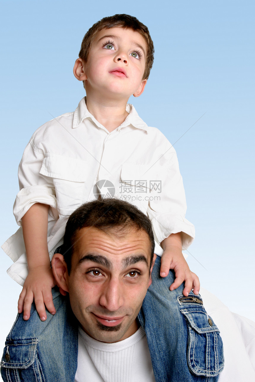 孩子们坐在父亲的肩上图片