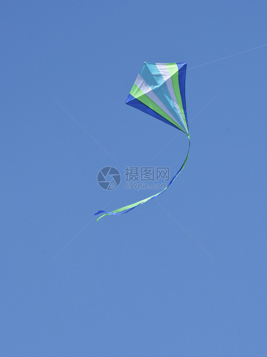 Kite 飞行孩子们白色乐趣风筝人心孩子爱好绿色细绳太阳图片