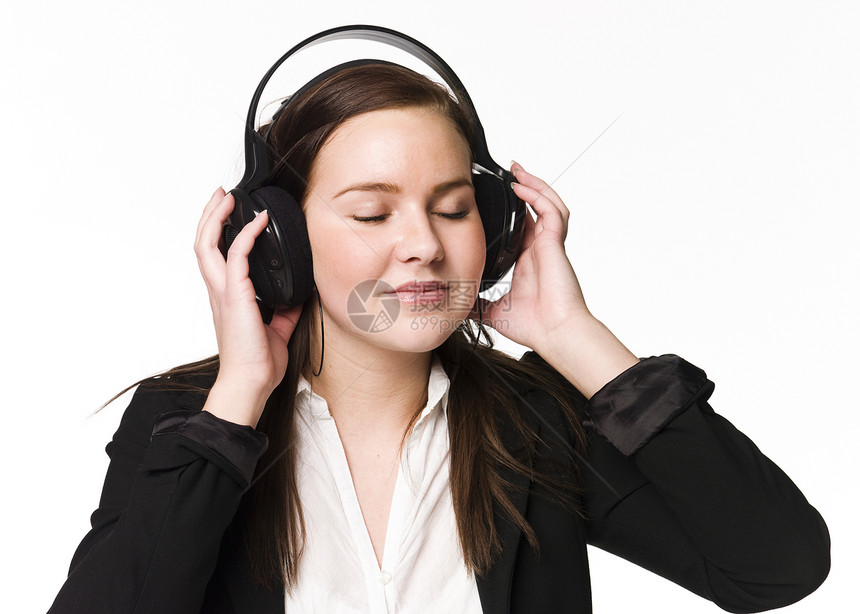 女孩听音乐女性头发专注白色耳机棕色女士音乐音乐播放器工作室图片