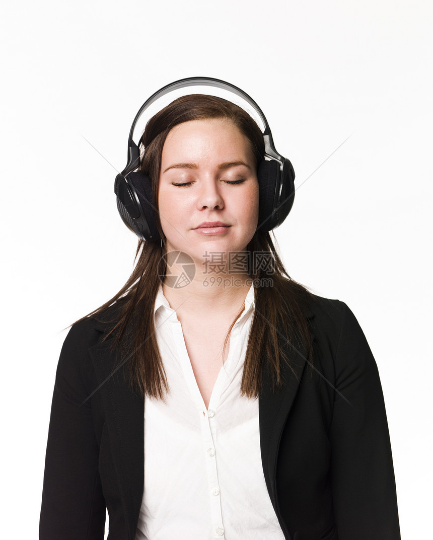 女孩听音乐女士耳号耳机专注工作室头发享受女性音乐播放器音乐图片