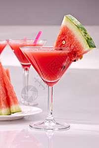 以西瓜为单位甜点玻璃高脚杯食物水果玻璃状红色背景图片