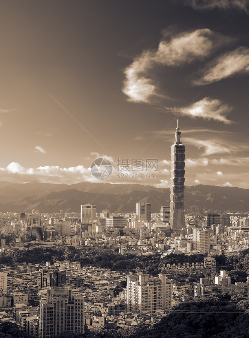 台北摩天大厦的地碑 金色日落图片
