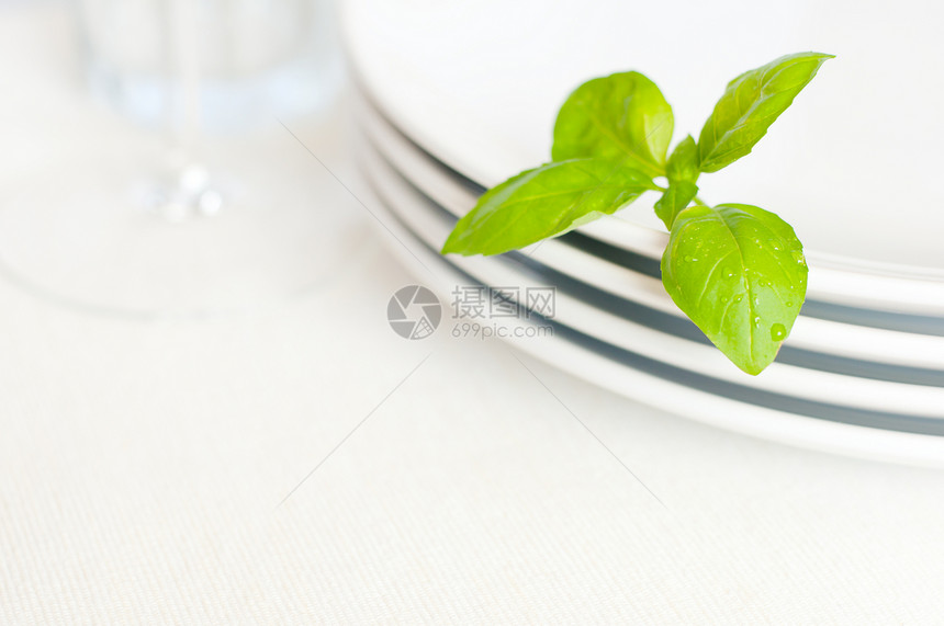 表格上的白平板玻璃食物服务餐具白色桌子厨房营养饮食餐厅图片