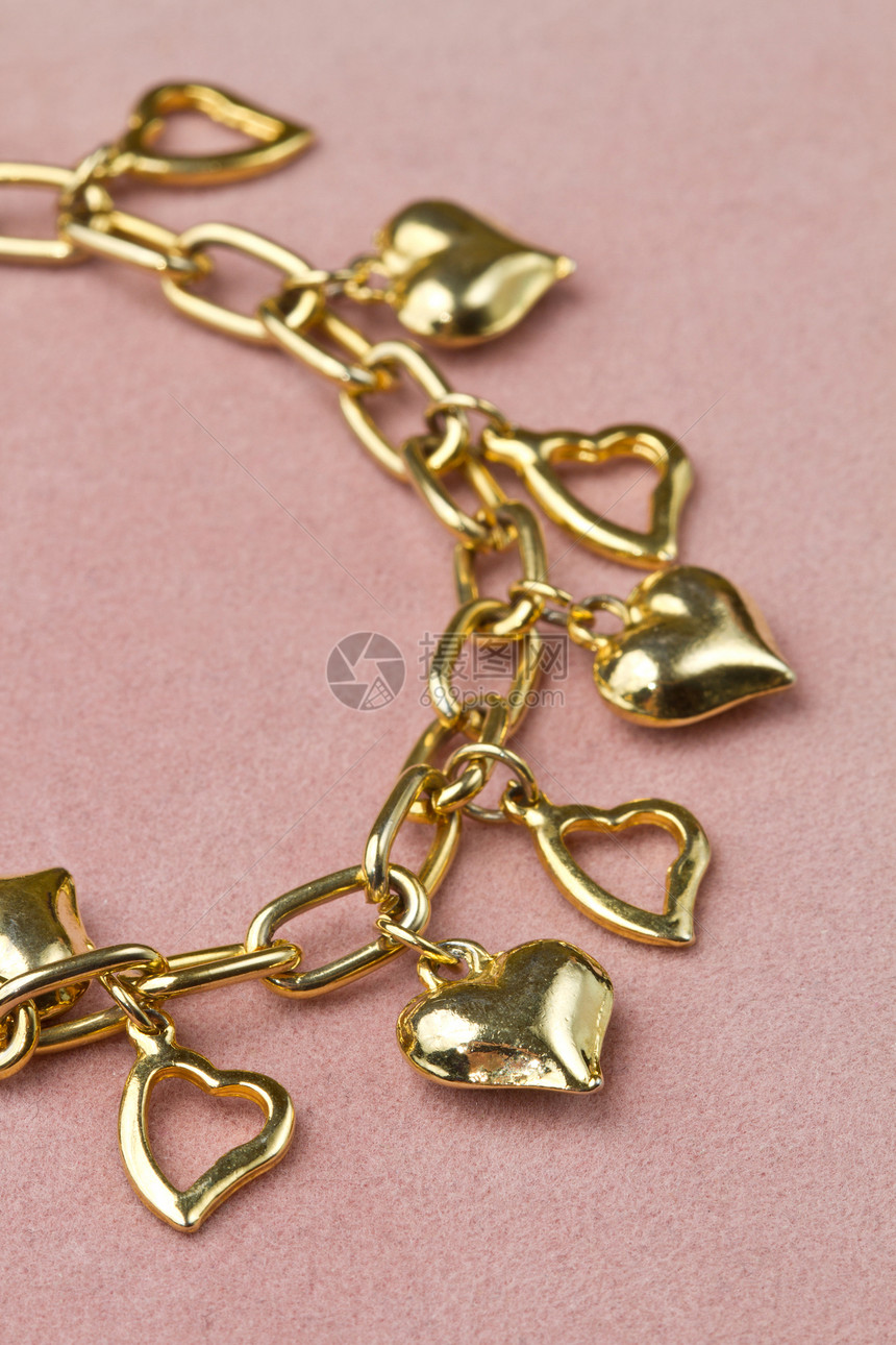 以心脏形状的手镯珠宝项链订婚宝藏情人财富奖章曲线金子美丽图片