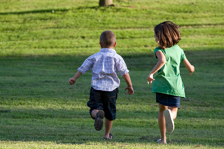 幼儿跑步男性孩子们乐趣享受公园跑步者姐姐活力赛车幸福背景图片