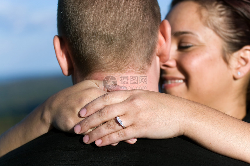 订婚夫妇女性亲热友谊女士男人婚姻钻石恋人拥抱接吻图片