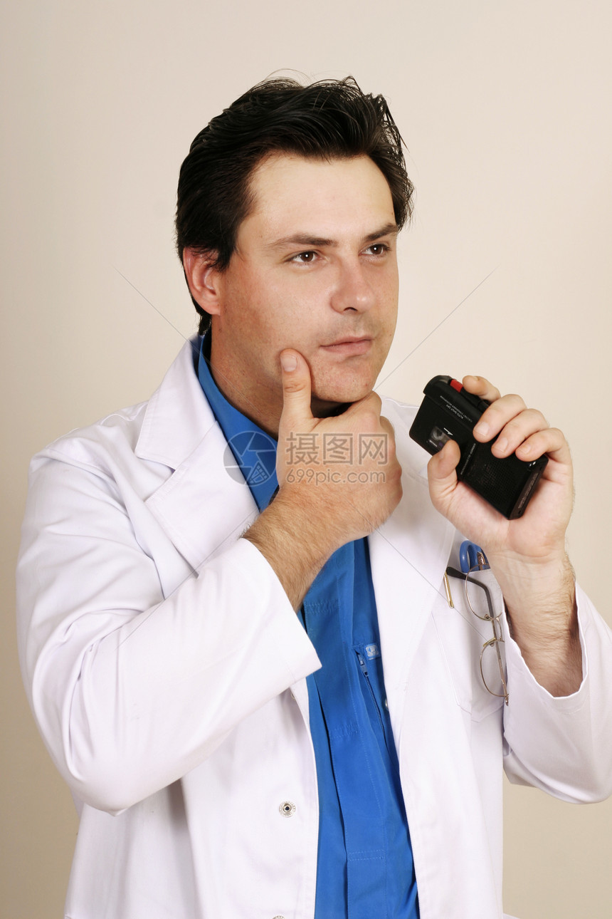 医生记录病人资料的医生图片