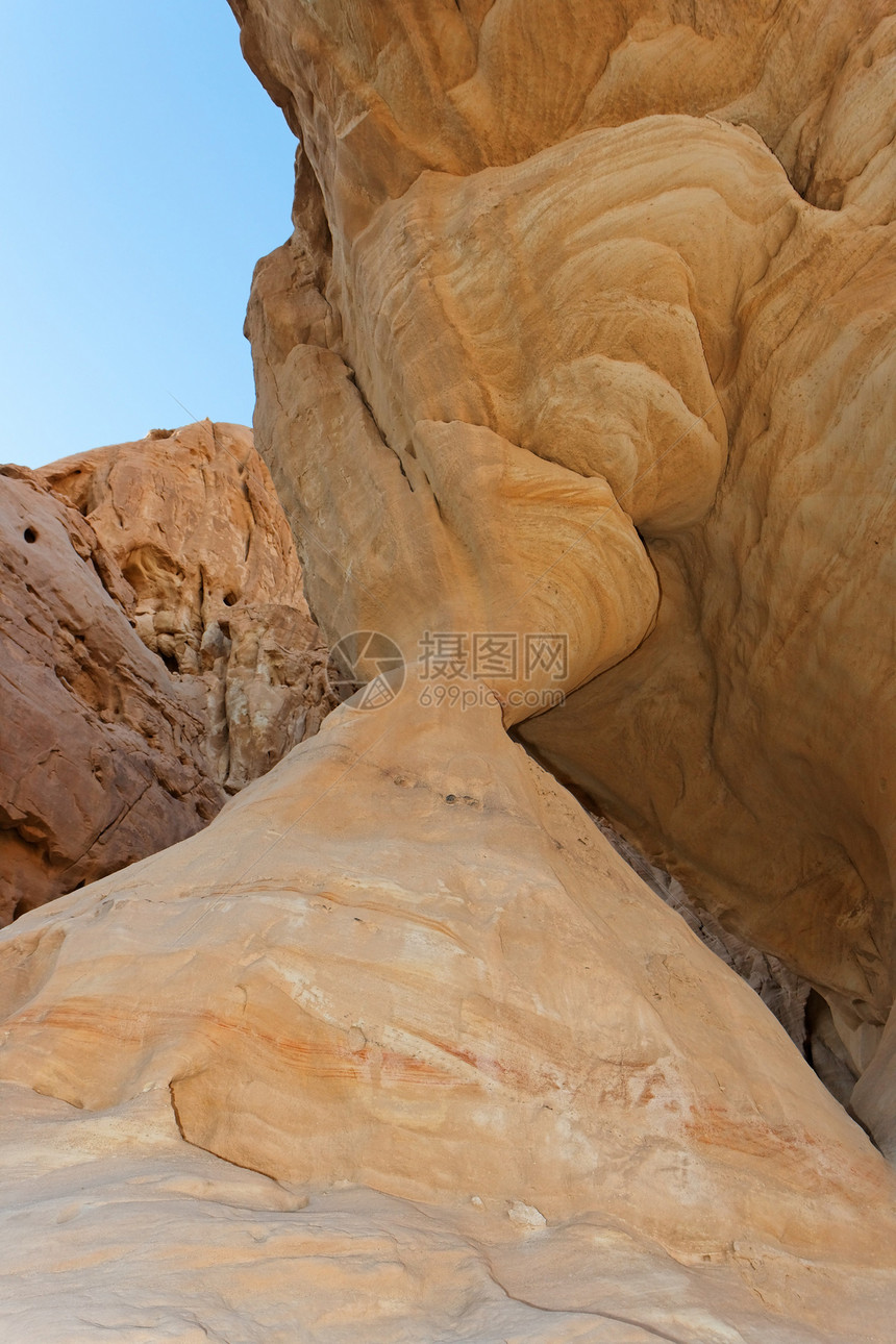 沙漠中沙漏形状的石柱图片