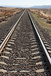 在沙漠中直直的铁路 与地平线相融合背景图片