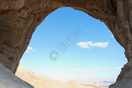 蒂姆纳洞穴入口所见的沙漠景观背景