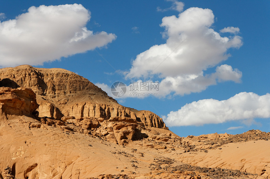 落岩沙漠景观岩石橙子丘陵红色天空内盖夫风景石头国家远足图片