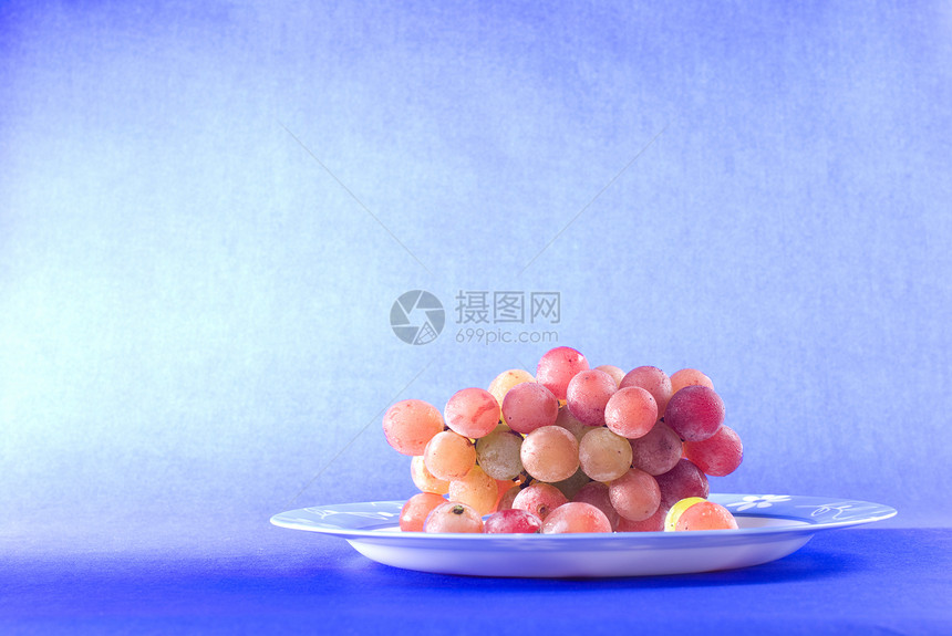 玻璃碗中的红葡萄水果营养蓝色宏观团体工作室紫色甜点生长食物美食图片