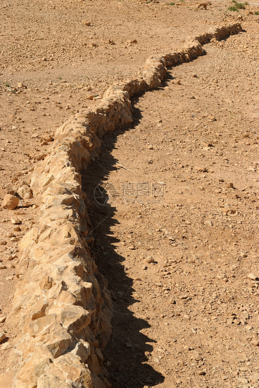 沙漠中古老堡垒废墟的曲线墙图片
