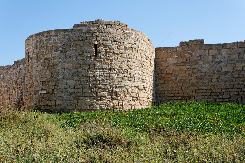 圆塔和中世纪城堡墙 在草地之间图片