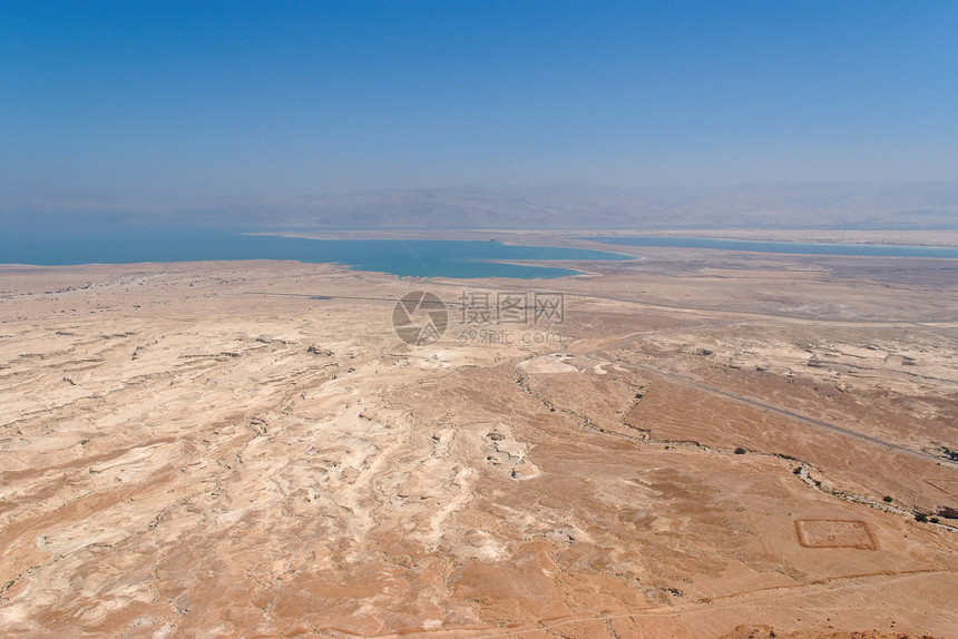 死海附近的落岩沙漠景观橙子山脉砂岩环境黄色棕色地平线视角天空蓝色图片