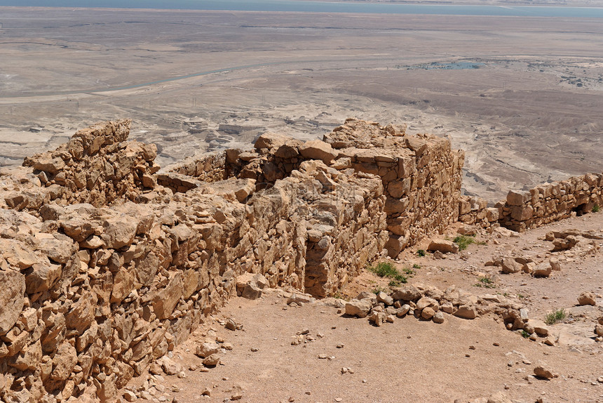 沙漠山上的古老堡垒被摧毁的墙壁图片