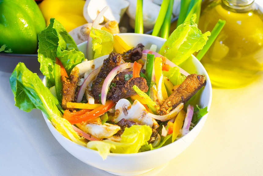 Thai 色拉沙拉食物餐厅沙拉环境午餐树叶牛肉蔬菜营养发芽图片