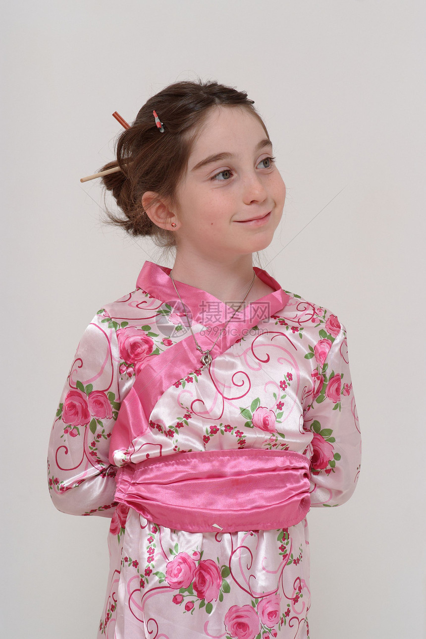 穿着日本化妆服装的可爱笑笑女孩棕色享受裙子戏服女性童年白色孩子喜悦乐趣图片