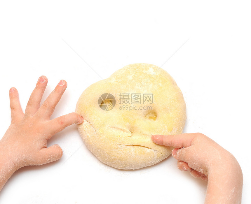 孩子的手打钱面包滚动手指面粉烹饪酵母皮肤面团图片