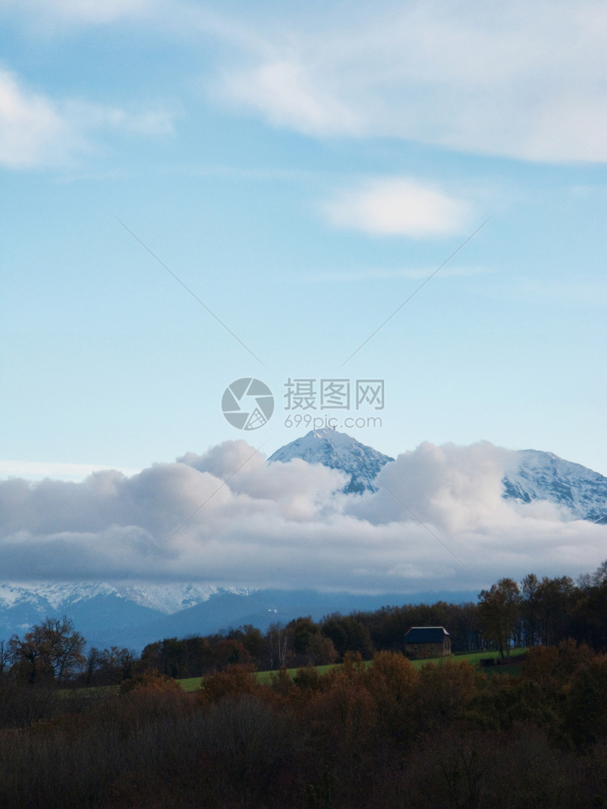 山区地貌树木风景天空顶峰高度高山场地山脉地块森林图片