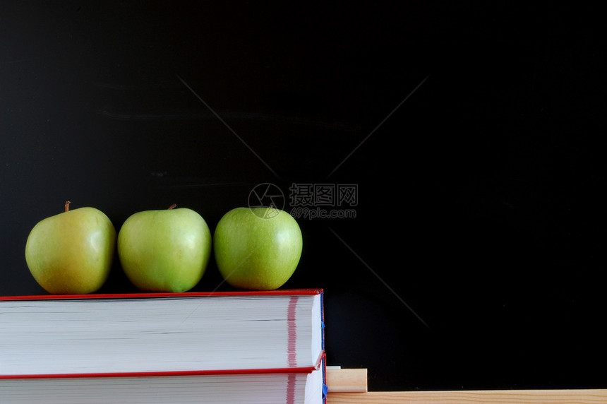 有苹果的空白黑白黑板广告牌图书绿色学校课堂家庭作业教育教学笔记木头图片