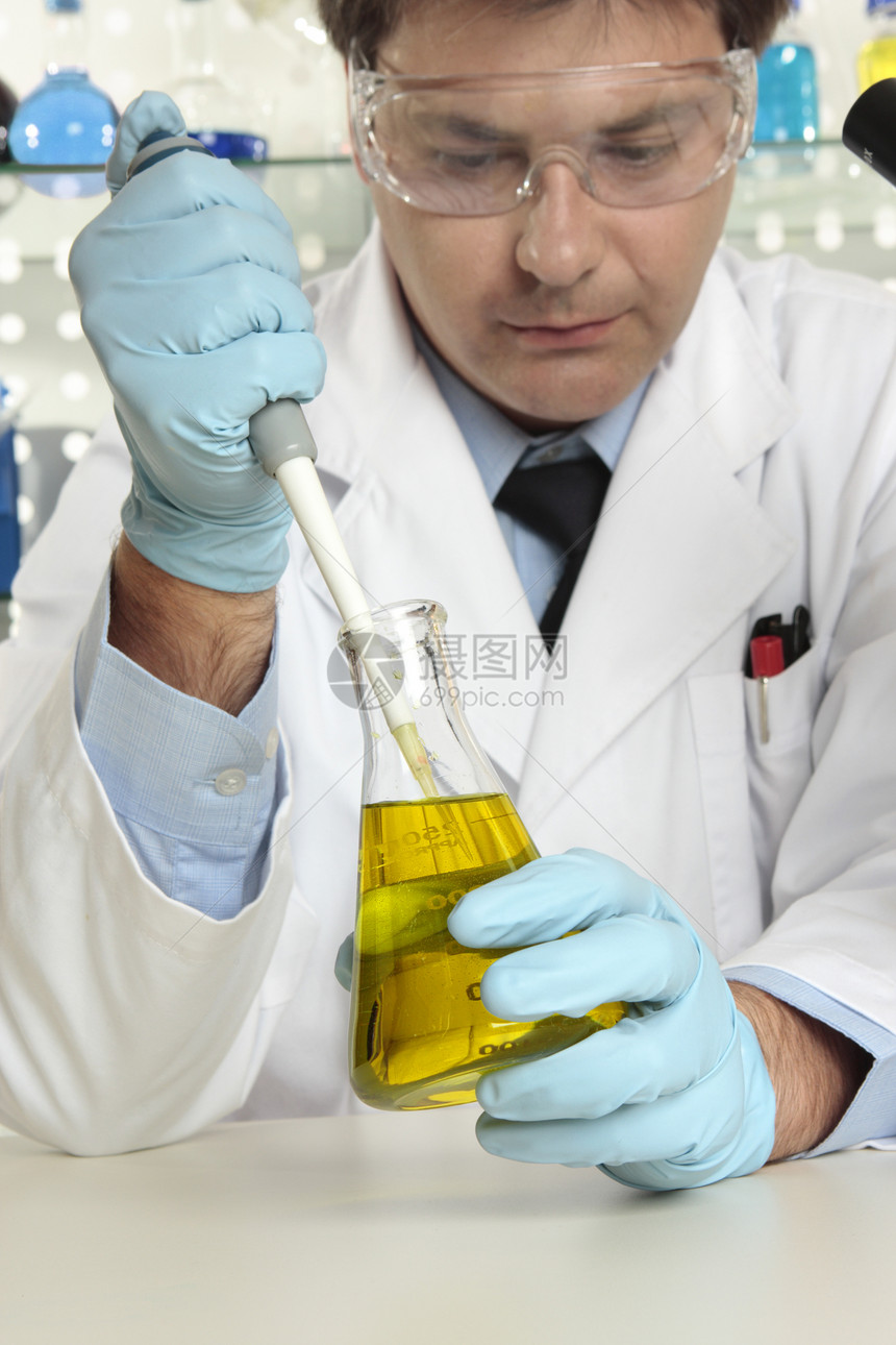 实验室的科学家化学家男人成人测量烧瓶样本化学品技术药品实验图片