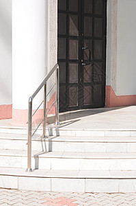 红色栏杆带有白色金属手铁轨的石阶楼梯 直通前方背景