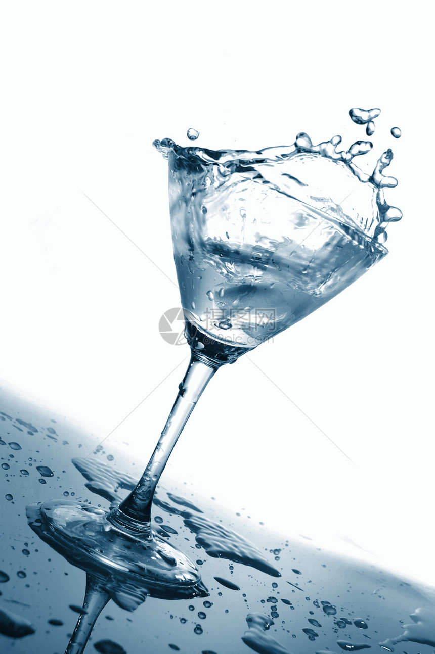 饮水飞溅饮料不倒翁幼兽冰块白色蓝色酒吧气泡立方体图片