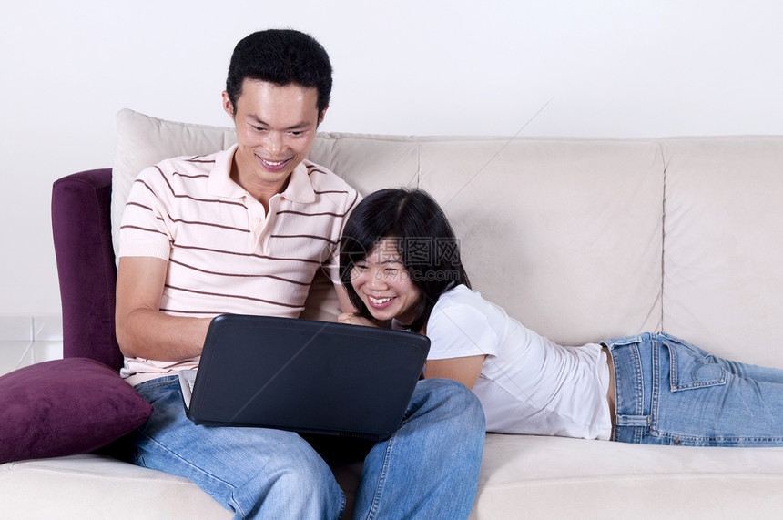 互联网乐趣电子邮件家庭夫妻女孩技术闲暇男人沙发异性女性图片