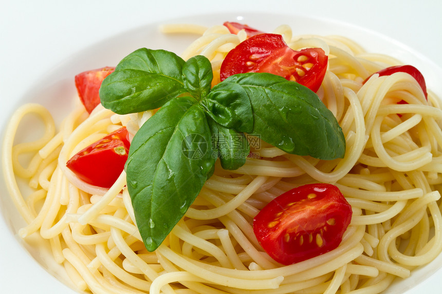 有番茄的意大利面烹饪蔬菜餐厅营养美食盘子刀具午餐草本植物小麦图片
