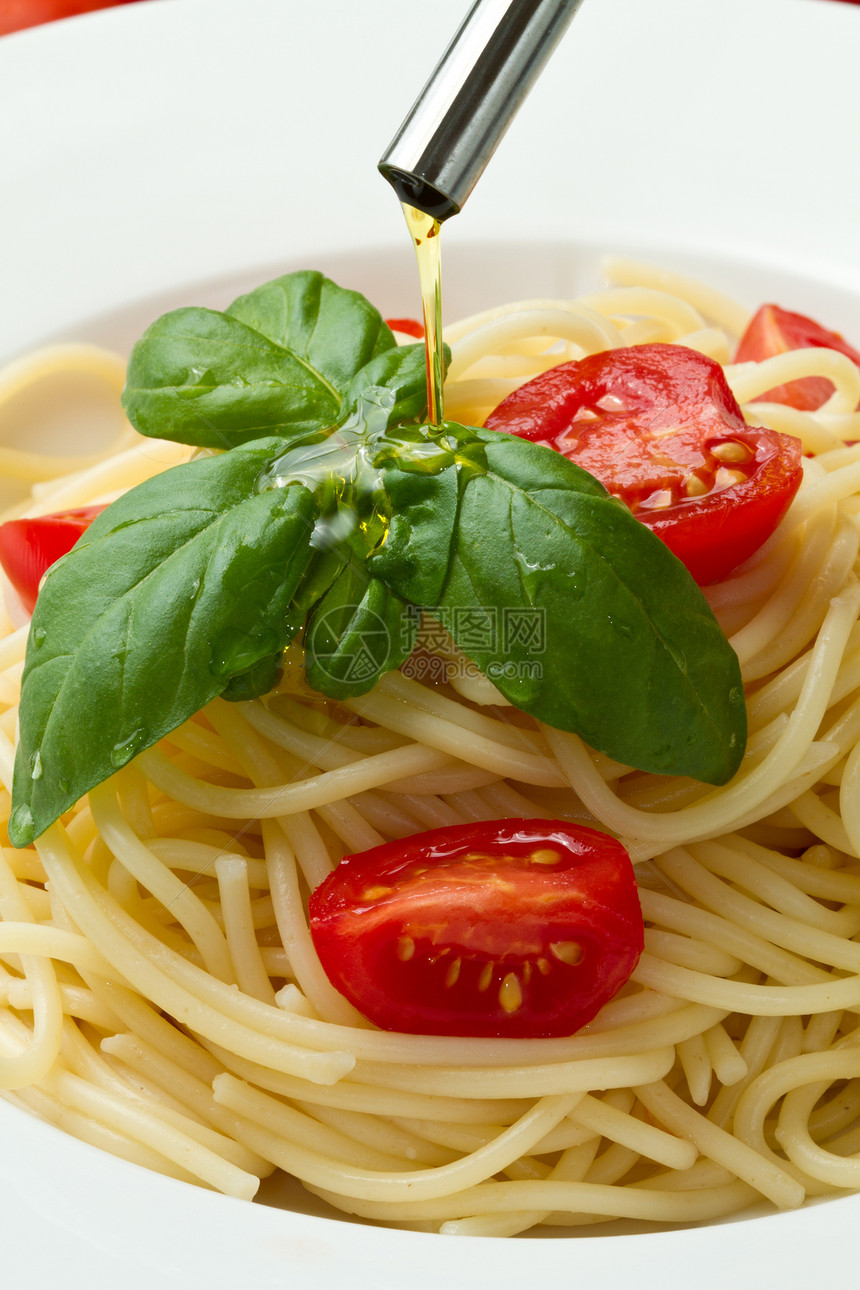 有番茄的意大利面蔬菜营养食谱小麦面条美食烹饪食物刀具盘子图片