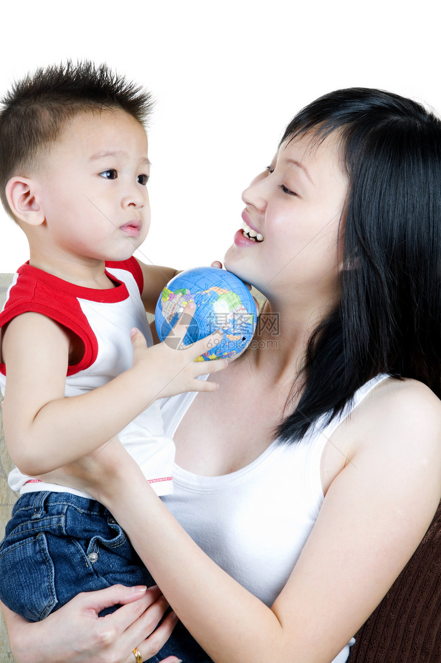 亚洲家庭母性妈妈父母男生乐趣享受成人生活母亲童年图片