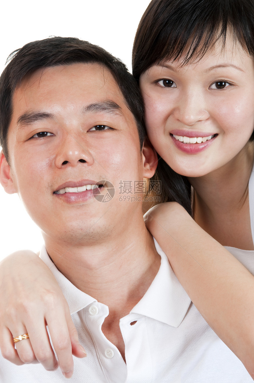 亚洲情侣肩膀女士女朋友男朋友快乐手臂女性男性拥抱友谊图片
