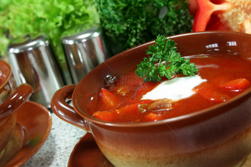 索利亚卡红色汤杯美食香肠小吃胡椒汤日面包奶油香菜图片