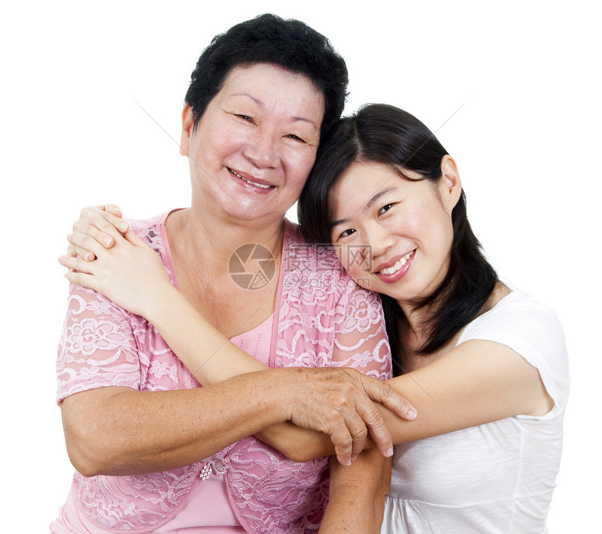 母亲和女儿老化拥抱喜悦家庭享受女孩女性老年退休肩膀图片