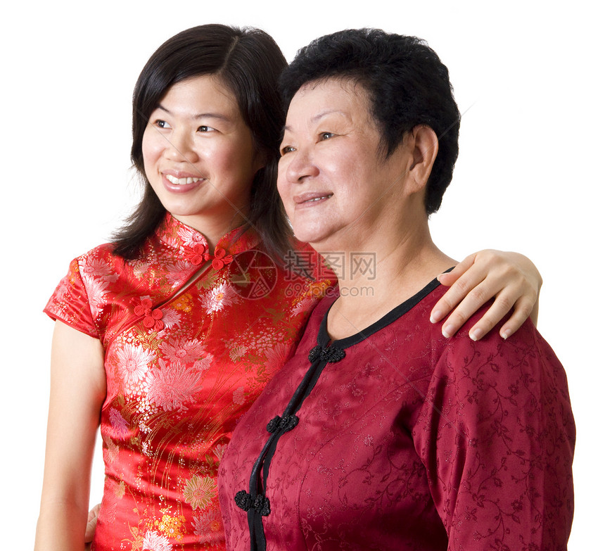母亲和女儿旗袍肩膀退休女士老年成人家庭快乐女性拥抱图片