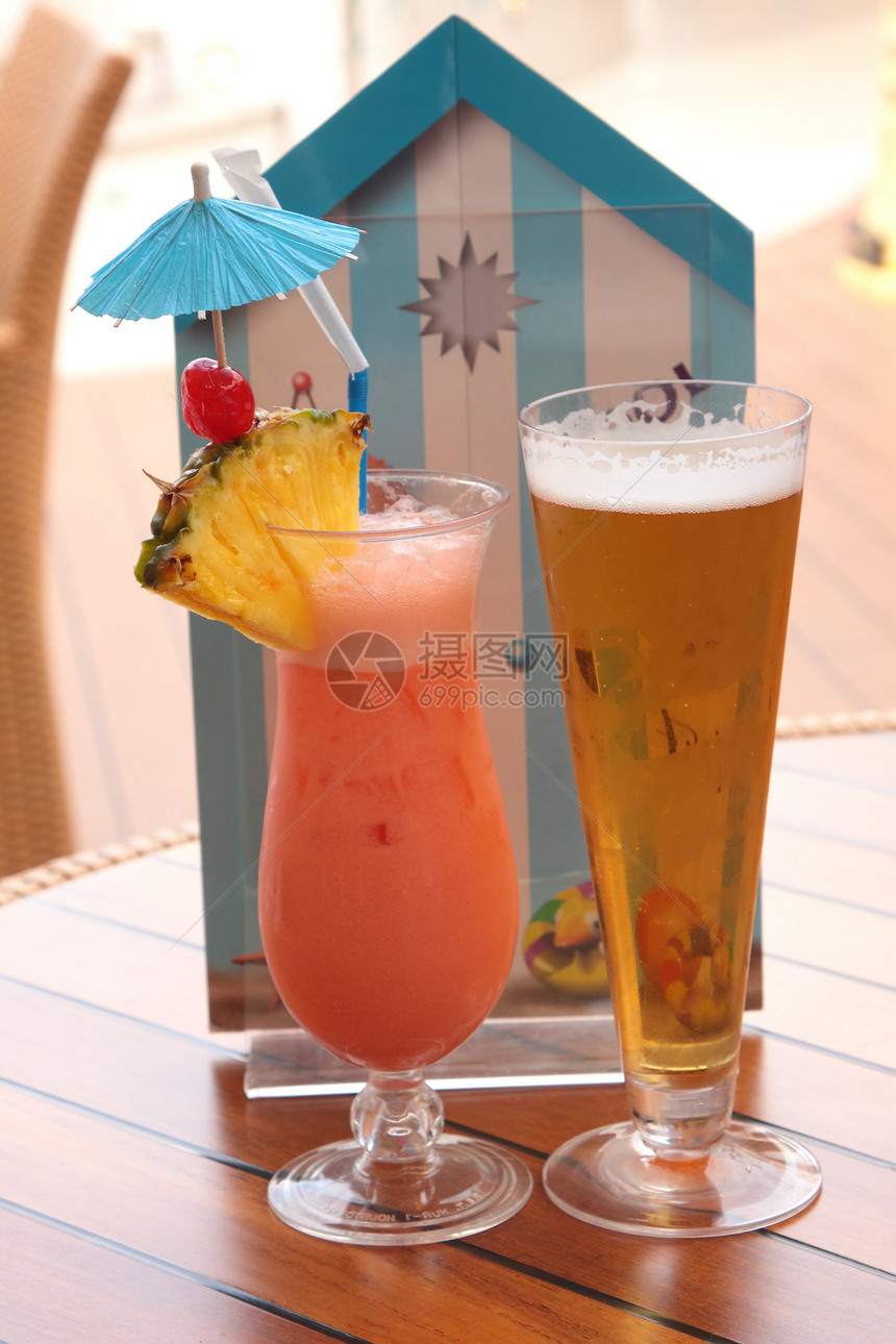 一杯水果鸡尾酒和一杯啤酒热带稻草派对茶点酒吧蓝色果汁橙子柠檬饮料图片