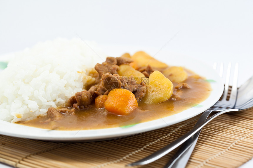 咖喱猪肉加大米饭香料土豆洋葱盘子美味蔬菜立方体午餐美食食物图片