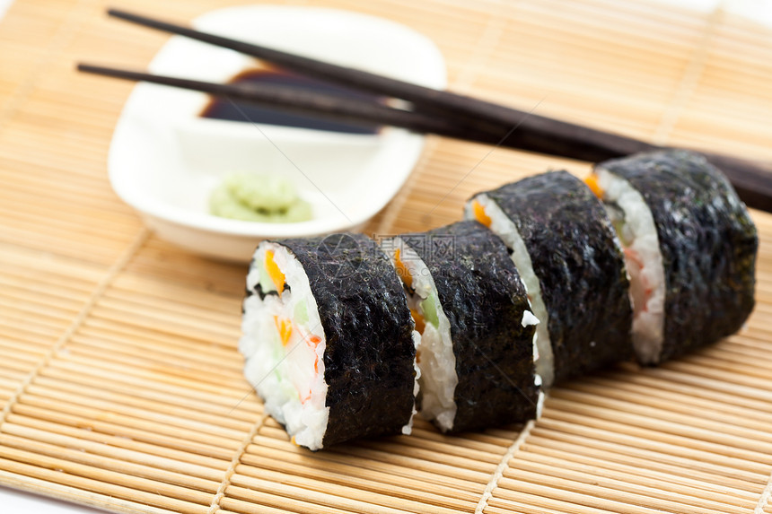 配酱油的寿司卷胡椒餐厅美食寿司海苔白色绿色叶子红色食物图片