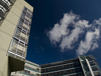 蓝色天空办公大楼商业建筑玻璃背景图片