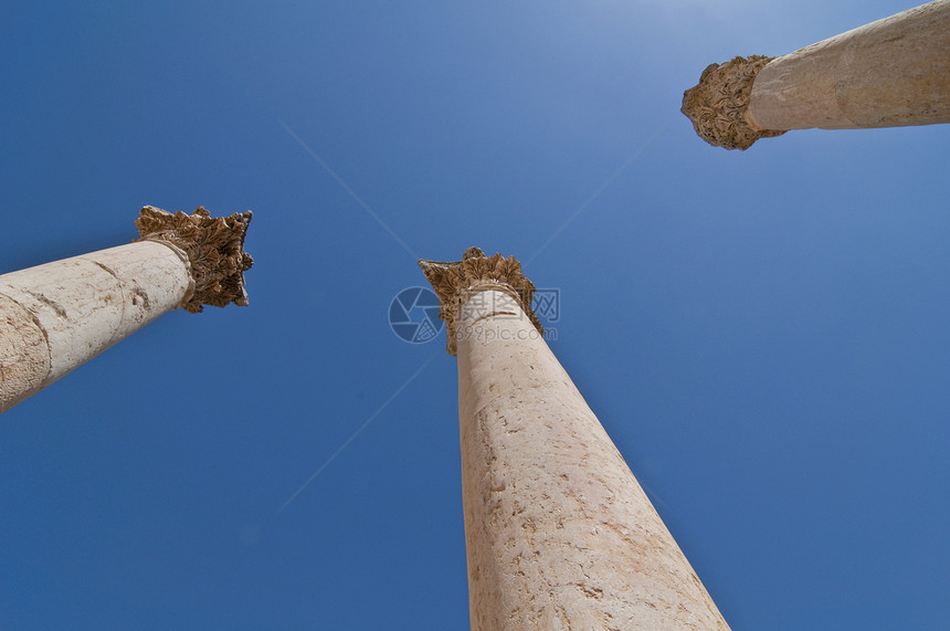 蓝色天空的古代柱体访问文化吸引力圣地建筑旅行游客石头地标城市图片