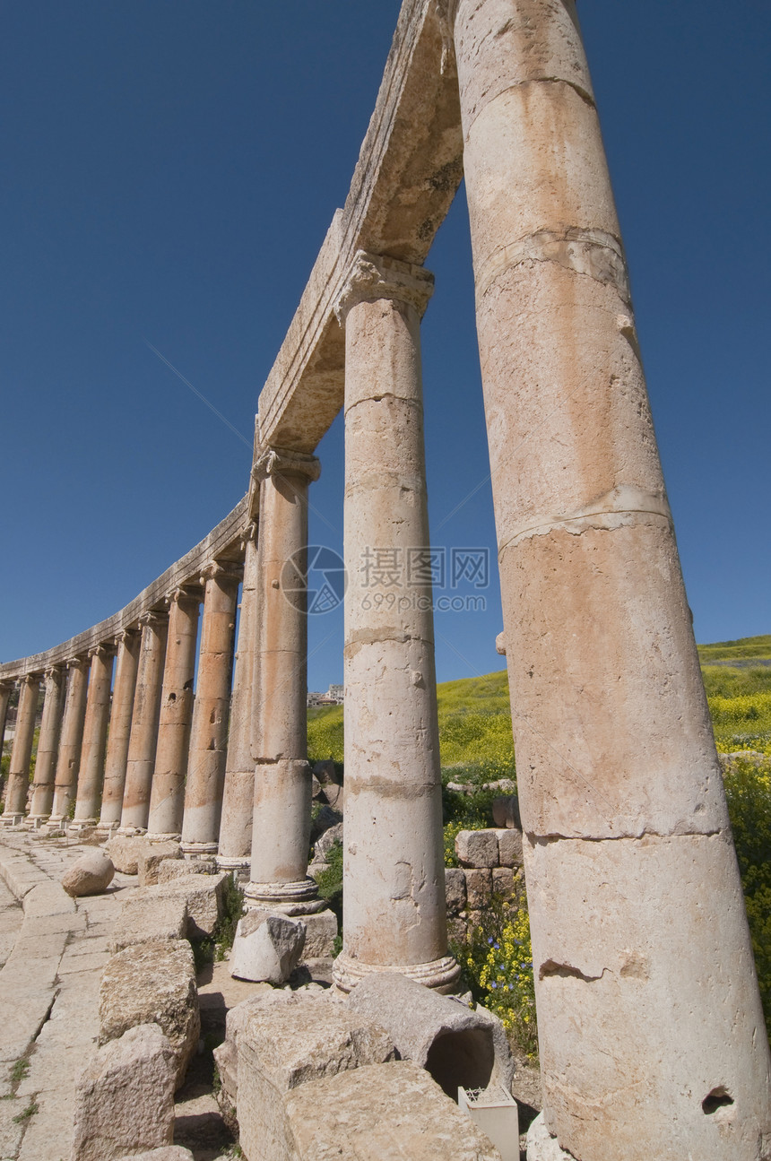 蓝色天空的古代柱体纪念碑旅游游客存活城市吸引力历史废墟历史性圣地图片